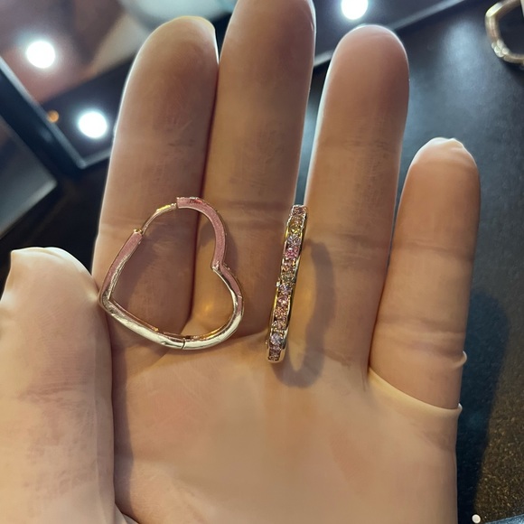 Gorgeous 18K Gold Plated ♥️ Earrings - Picture 2 of 5